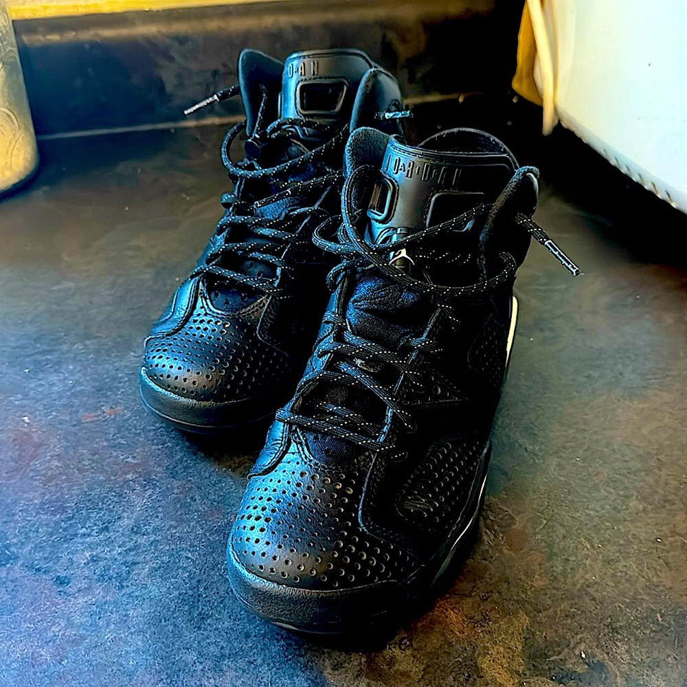Size 6y Jordan 6 black cat 9/10